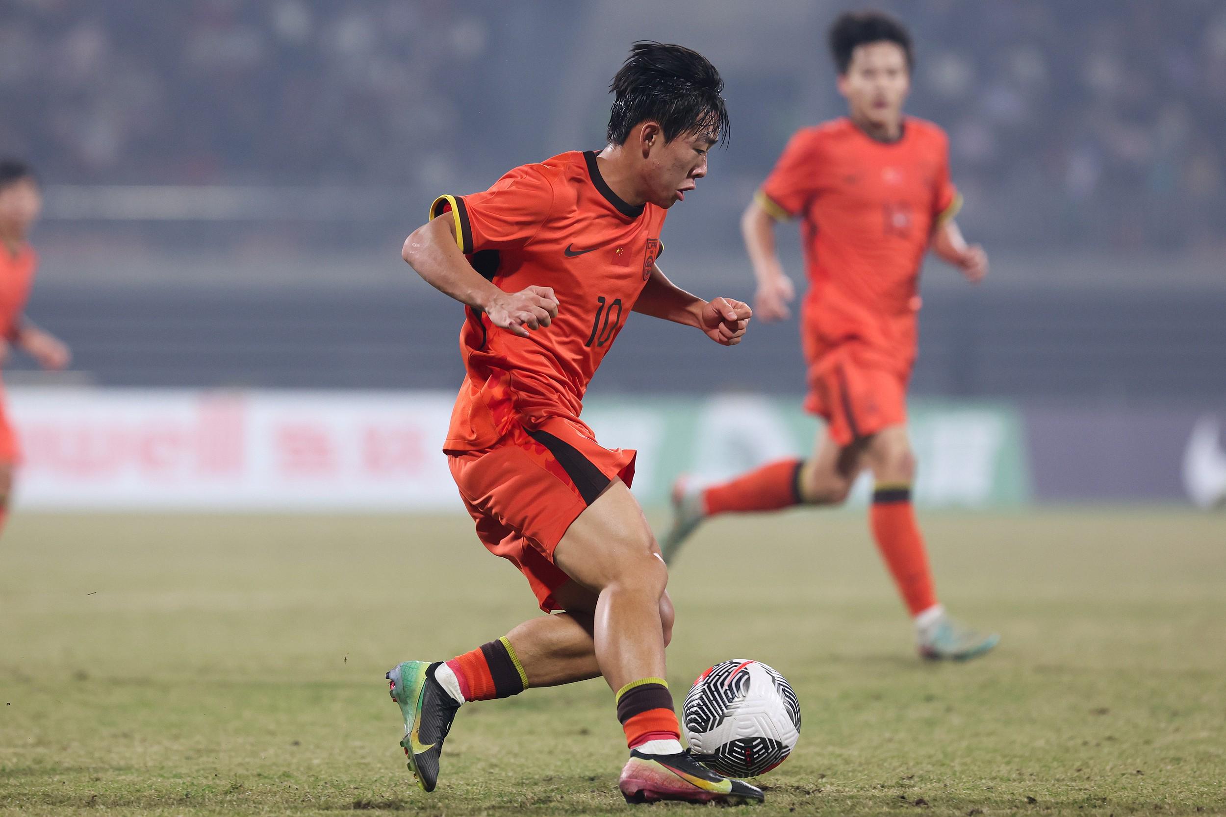 董路：邝兆镭在西班牙拿不到参赛证，将回国加盟深圳新鹏城